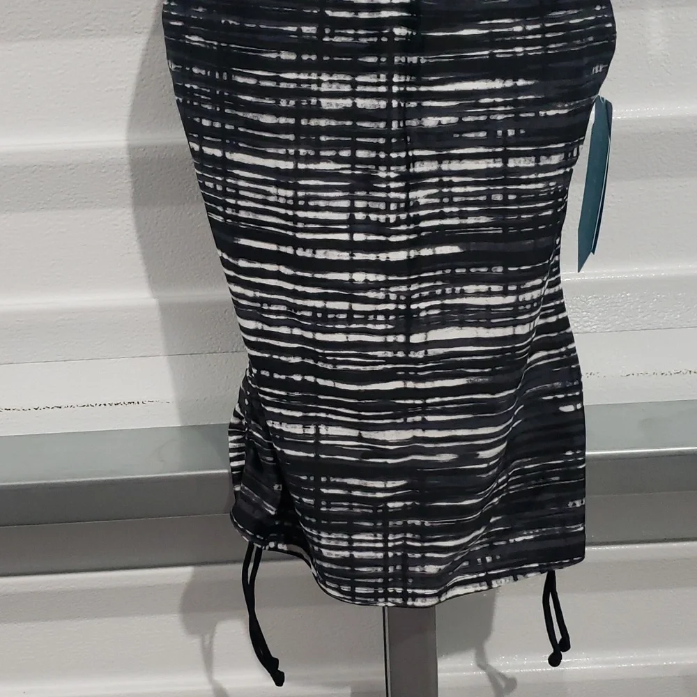 NWT HEATWAVE KEYHOLE HALTER SWIM‎ TOP SIZE SMALL